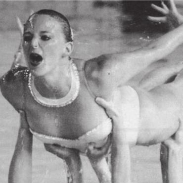 Wassersport, Konzerte und ein Labyrinth - Stolz und elegant wie ein Schwan schwebt die Wohlerin Corinne Rüegg auf den Händen ihrer Teamkolleginnen. Bild: Archiv