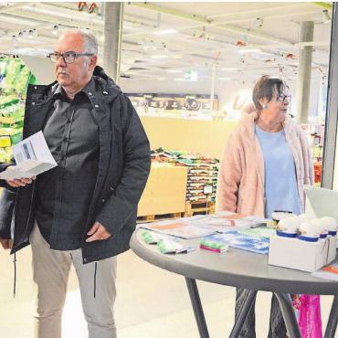 Einbrechern Arbeit erschweren - Marco Dössegger, Fachspezialist Prävention bei der Kantonspolizei (links), und sein Kollege, Wachtmeister Bernhard Hitz, informieren im Coop Meisterschwanden Passanten darüber, wie sie sich vor Einbrechern schützen können. Bild: Chregi Hansen