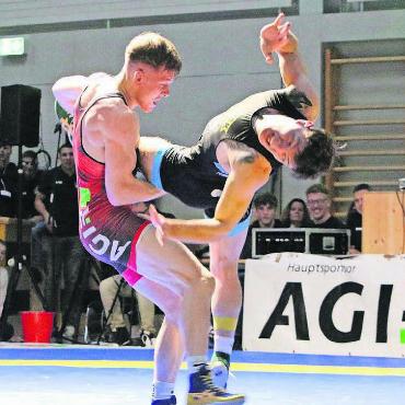 Mit Herz Richtung Podest - Nino Leutert (links) lässt Kriesserns Dominik Laritz fliegen. Es war eine von mehreren beeindruckenden Leistungen der Freiämter. Bilder: Josip Lasic