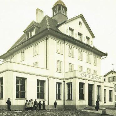 Als das Postfräulein mithörte - Die damals neue Post: Erbaut wurde sie im Jahr 1868, 1890 wurde sie mit einem Anbau erweitert. Auch sie musste einem Neubau am heutigen Postplatz weichen.