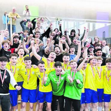 599 Tore und viele Gewinner - Einziger Titel zu Hause: Trainer Jochen Külling (ganz rechts) und die SG Freiamt PLUS feiert den Sieg bei den U19-Junioren. Bild: Jan Gelpke