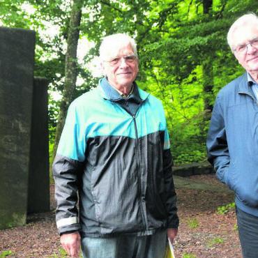 Eintauchen in Lokalgeschichte - Lokalhistoriker und Wanderleiter Benedikt Stalder (links), zusammen mit Dieter Kuhn, Vorstandsmitglied Historische Gesellschaft Aargau, beim Freiämter Stein oberhalb von Boswil. Bild: Annemarie Keusch