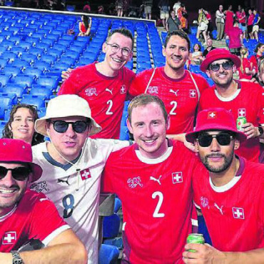 Harter Aufprall nach Starteuphorie - Nati-Fans aus Muri, Wohlen, Waltenschwil und Hägglingen. Vorne, von links: Markus Dubler, Robin Aerni, Tobias Stierli (Bruder von Julia), Yanick Bento. Hinten: Simon Strebel, Gabriel Schöpfel, Denis Dubler, Sarah Isler, Manuel Tschamper. Bilder: zg