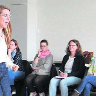 Wertvoller Austausch - Maren Tromm teilt auf humorvolle Art ihre Erkenntnis zum Thema schreiende Eltern und taube Kinder.