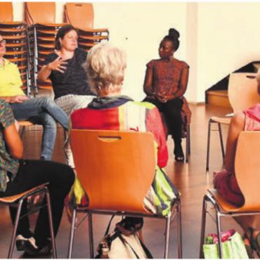Austausch auf Augenhöhe - «Wie spiegeln sich Gesellschaften in Musik?» war eine Frage, die Tomas Ondrusek, Musikethnologe, den Teilnehmenden am Workshop stellte. Bild: mo