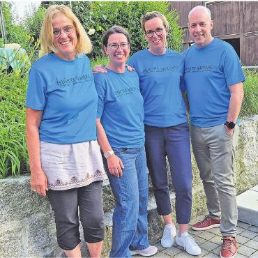 Sich bewegen und sich begegnen - Das Wandertag-OK der Naturfreunde Oberfreiamt. Von links: Helen Suter (Beinwil), Sonja Strebel (Muri), Michèle Erne (Boswil) und Adrian Strebel (Muri). Bild: zg