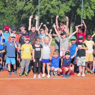 Tennisluft geschnuppert - Beim Kids-Turnier gehören die Plätze für einmal den Jüngsten. Sie hatten viel Spass an diesem Nachmittag. Bilder: zg