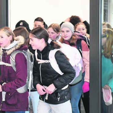 Wie eine Art Brückenbauer - Hereinspaziert: Die ersten Mädchen dürfen rein ins neue Schulhaus.