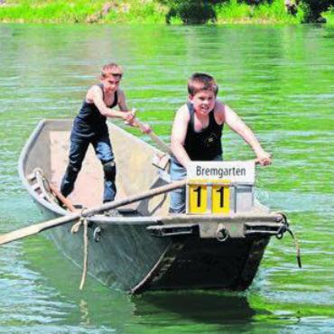 Schnuppertraining bei den Pontonieren - Zwei Jungpontoniere mit vollem Einsatz am Rudern im Weidling. Bild: zg