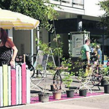 Triste graue Plätze verwandelt - An der Bahnhofstrasse setzten die Grünen Wohlen den Park(ing)Day um und verwandelten Parkplätze in einen Bild: zg