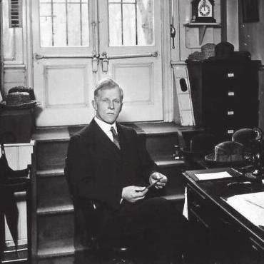 Geschenk und feine Angriffe - Paul Walser, der grosse Gönner, schenkte dem FC Wohlen den Sportplatz Paul-Walser-Stiftung. Das Bild entstand um 1930 in seinem Büro in Wohlen.