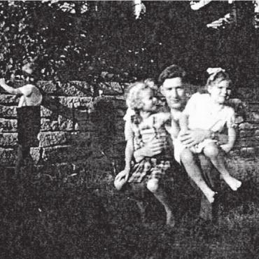 Militärkreuz für Tapferkeit - Jack Donat mit meiner Cousine Brigitte Riepe-Donat (rechts) und meiner Schwester Agnes Fischbach-Stäger. Hinten links der Schreibende (Juli 1947 in Wohlen).