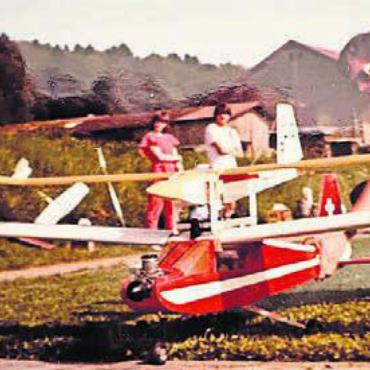 Begeistert vom Fliegen - Werner Fischer platzierte 1986 sein Huckepack-Modell «QB-Monster».