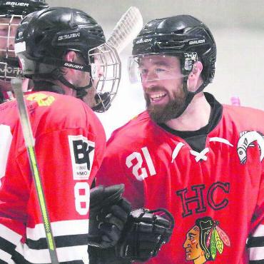 Leere Halle, grosser Sieg - Gute Laune bei Marc Gisin (links) und Fabian Zimmermann. Fi-Gö steht in der nächsten Play-off-Runde. Bild: Josip Lasic