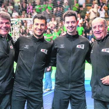 NLA-Final muss reichen - Die Delegierten Marco Brianza (links) und Beat Nagel flankieren die beiden Wohler Schiedsrichter Sergio Abalo und Philippe Maurer. Bild: Marco Ellenberger