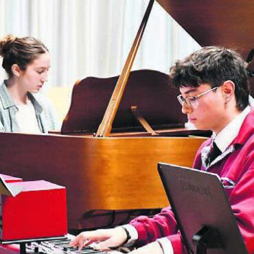 Die Spitze des Eisberges - Merve Akgün, Klavier, und Martin Meier, Synthesizer, präsentierten «Nuvole Bianche» von Ludovico Einaudi.