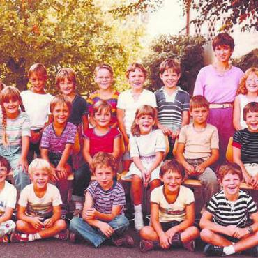 Noch kennt niemand das Motto - Ein Grossteil der Erstklässler von damals ist dieses Jahr beim Güüggen mit dabei. Links die Klasse von Lotte Heuberger und rechts die Klasse von Helene Wieser. 
Bilder: zg