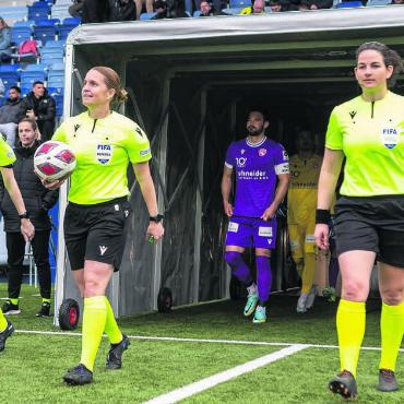 Nächster Meilenstein - Die Freiämterin Susanne Küng (links) durfte gemeinsam mit Esther Staubli (Mitte) das EM-Qualifikationsspiel Bild: Freshfocus