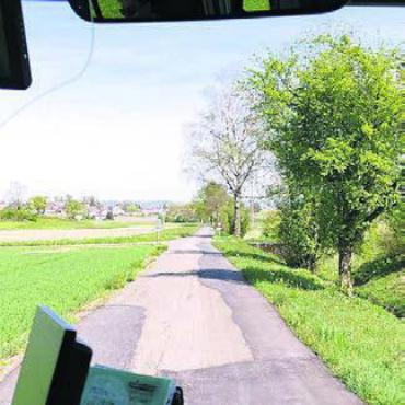 Schwarzgraben ist wieder befahren - Bei der Fahrt muss man sich festhalten: «Buckelpiste» Schwarzgraben nach Besenbüren.