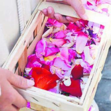 Bunte Blumen in den Gässli - Erstkommunikanten streuen an Fronleichnam Blumenblätter auf die Bremgarter Gassen.