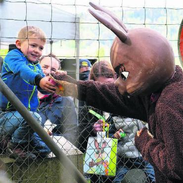 Tierpark als Osterparadies - Der Osterhase verteilt höchstpersönlich Eier an die Kinder.