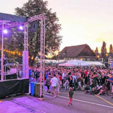 Das bleibt in Erinnerung - 2. September: Die Gemeinde Sarmenstorf feiert den 850. Geburtstag mit einem dreitägigen Fest und macht die Marktstrasse zur Partymeile. Bilder: mub, hus, spr, chh, mo, sab, zg, gvd, sh, dz, tst