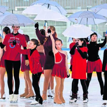 Eine Eis-Show mit Magie - Die Läuferinnen und Läufer des Eislaufclubs Wohlen werden bei «Magic Moments» mit viel Kreativität das Publikum überraschen. Das Bild stammt vom letztjährigen Schaulaufen. Bild: zg