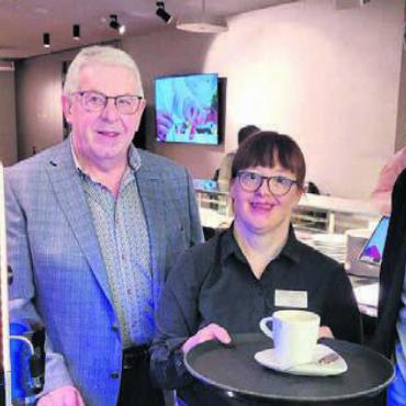 Treffpunkt im Dorf schaffen - Sie freuen sich auf das neue Café (von links): Josef Brunner von der Kirchgemeinde, Servicemitarbeiterin Olivia Ingold und Integra-Boss Jonas Meier. Bild: chh