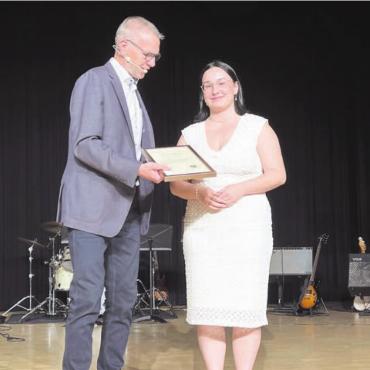 Ein Schatz in den Köpfen - Für die beste Abschlussnote durfte Chandra Siegenthaler aus den Händen von Burkard Kreyenbühl, Präsident vom Kiwanis Club Lindenberg, den Kiwanis-Preis in Empfang nehmen.