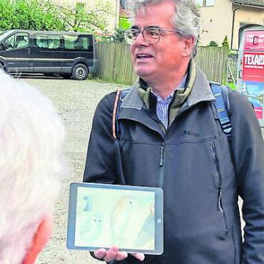 Bergvögel im Dorf? - Ornithologe Urs Heinz Aerni zeigt den Teilnehmern, wo eine Schleiereule nisten könnte. Bild: zg