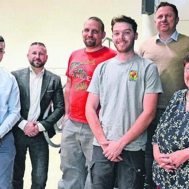 Die Sonne ist bereits bestellt - Ein Teil des OKs der diesjährigen Ausgabe (von links): Martin Sikovski, Sasha Stoimenovski, Stefan Hafen, Colin Frei, Muhamet Ilazi und Heidi Hegglin. Bild: Chregi Hansen