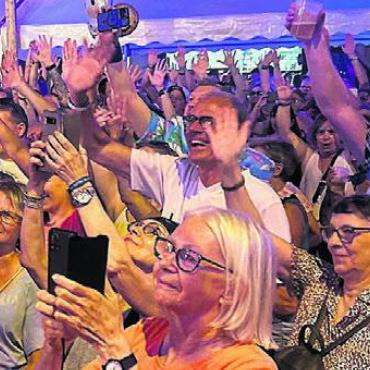 Besser geht nicht - Schlager verbindet Generationen – alle feiern ausgelassen und friedlich miteinander.