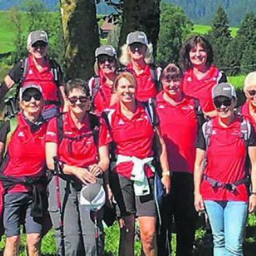 Milchmanufaktur, Panoramaweg und Kloster - Alle lächeln: Die Bremgarter Frauenriege posiert auf dem gelungenen Ausflug.
