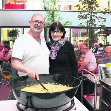 Gute Seele und perfektes Duo - Andy und Evi Bächer haben den Job im Chappelehof oft gemeinsam gemeistert: Nun haben sie neue Ziele und viel mehr Freiraum. Bild: Daniel Marti