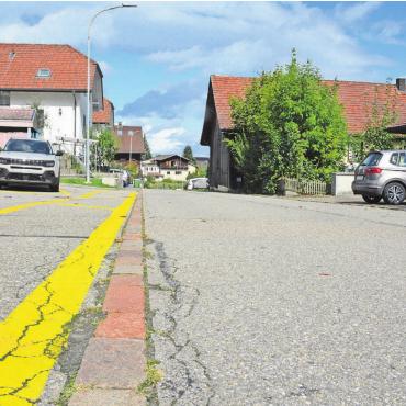 Eine Frage der Sicherheit - Dass in diesem Bereich der Dorfstrasse eine Tempobeschränkung Sinn macht, da sind sich alle einig. An der Urne wird aber über die flächendeckende Einführung entschieden. Bild: Annemarie Keusch