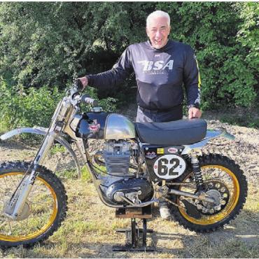 Titelehren für Roland Büchi - Der Wohler Oldtimer-Motocrosser Roland Büchi holte sich den Schweizer-Meister-Titel und wurde an der Europameisterschaft 7. Bild: zg