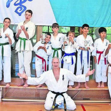Zwei Siege und sieben Podestplätze - Erfolgreicher Wohler Karate-Nachwuchs am Kolibri-Cup in Felsberg (v. l.): Schiedsrichter Erich-Andreas Bürgisser, Coach Sophie Bacher, Lena Jankovic, Sascha Hoffmann, Bernardo Costa Monteiro, Nils Hoffmann, Finn Schwenkfelder, Robin Tas, Tenzin Tsapsar, Schiedsrichter Ciprian Tantu und Roland Konrad, Coach Reto Trottmann. Vorne: Schiedsrichter Shihan Raphael Gauch. Es fehlen: Nila Ismajli, Maya Banceanu, Fritz Thomae. Bild: zg