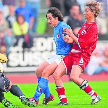 Die Pionierinnen - Sheila Loosli (rechts) im EM-Qualifikationsspiel gegen Italien im September 2003. Es war ihr letzter Auftritt für das Nationalteam. «Rückblickend bin ich vielleicht zu früh zurückgetreten.» Bilder: Freshfocus/zg