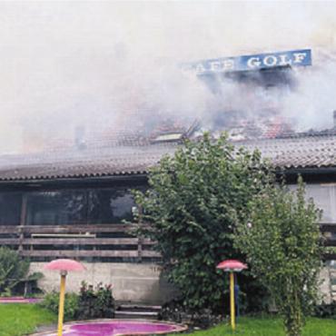 Brand im Café Golf - Die Löscharbeiten beim Café Golf in Büelisacker dauerten Stunden. Bild: zg