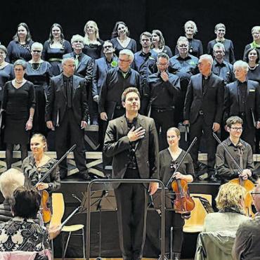 Musikalisches Dessert - Der junge Aargauer Dirigent Jonas Ehrler hat im Mai 2023 ad interim die Leitung des Chors übernommen. Am Ende des Konzertes bedankte er sich beim Publikum. Bilder: Walter Minder