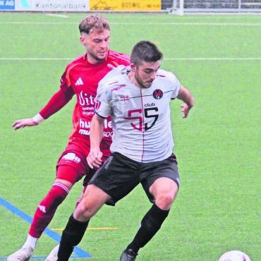 Eine Enttäuschung - Ein bisschen sinnbildlich für die ganze schwache Vorrunde der Murianer. FC-Muri-Offensivmann Yves Furrer (links) ist engagiert – aber kommt nicht durch.