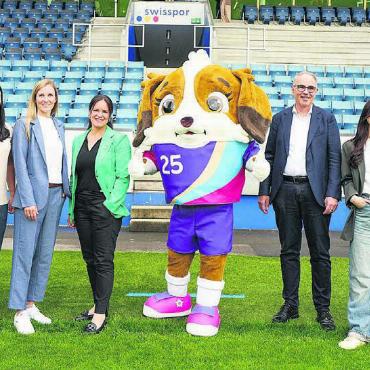 Schlaflos in Luzern - Die Freiämterin Laura Schneider ist mit vielen Persönlichkeiten aus Sport und Politik Teil des Projekts «Host City Luzern» (von links): Laura Schneider, Rahel Graf (Leiterin Frauenfussball FC Luzern), Leevke Stutz (Projektleiterin Host City Luzern), Michaela Tschuor (Regierungsrätin Luzern), Maskottchen Maddli, Beat Züsli (Luzerner Stadtpräsident), Elena Knecht (Grafikerin), Doris Keller (Turnierdirektorin).