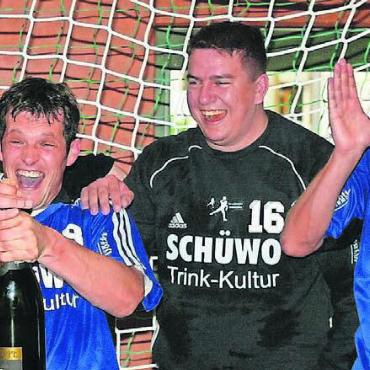 Vom Harz ins Sägemehl - Aufstieg 2005 mit den Wohler Handballern. Von links: Hannes Schaad, Martin Buchmann und Philipp Aebersold. Bild: Archiv