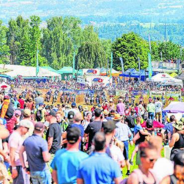 Das gibt es selten in der Schweiz - Wetterglück: 10 000 Menschen kamen ans Pfingstcross in Muri und sorgten für einen optimalen Rennsporttag. Bild: Archiv