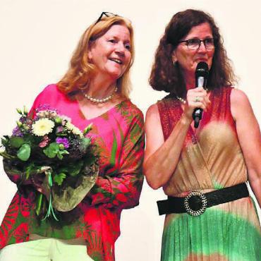 Bereit, neue Ziele anzugehen - Vreni Thüring (links) wird für ihre 30-jährige Tätigkeit an der HPS von Gemeinderätin Ariane Gregor geehrt.