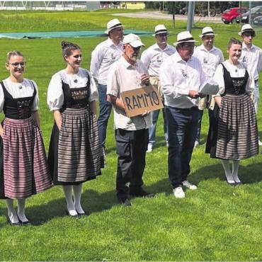 Sport, Fest und eine Legende - Das OK des Anlasses rund um OK-Präsident Jakob Frischknecht ist bereit und voller Vorfreude. Bild: spr/zg
