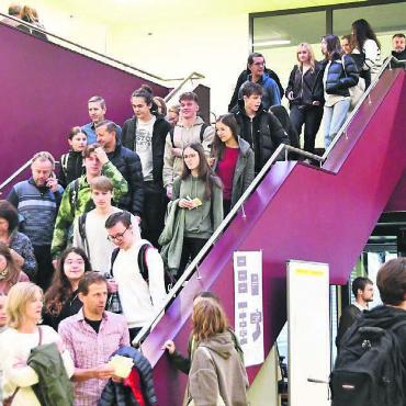 In den Kantis wird es eng - Die Kanti Wohlen kommt an ihre räumlichen Grenzen – und das nicht nur wie hier am Besuchstag. Bild: Archiv