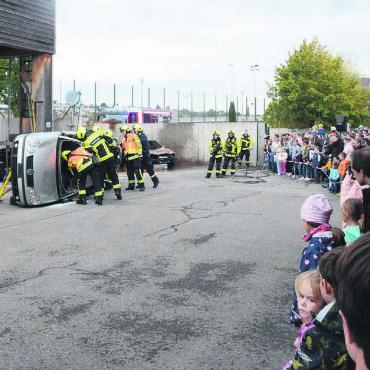 Festbetrieb im Feuerwehrlokal - Doch noch etwas Action zum Schluss: Kommentiert von Kommandant Marcel Christen beweist die Strassenrettung ihr Können vor grossem Publikum.