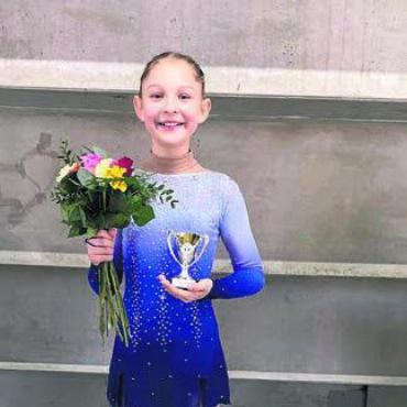 Beeindruckende Kür - Raina Döring freut sich über ihren 3. Platz am Eulach Cup. Bild: zg