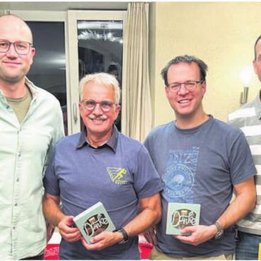Bewährtes Programm und neue Leitung - Ole Martin Rüegg (links) präsidiert neu das OK des Mutschälle-Sprints. René Näf (2. v. l.) gab dieses Amt ab. Auch Roman Jenni (3. v. l.) und Michel Grau sind künftig nicht mehr dabei. Bild: zg